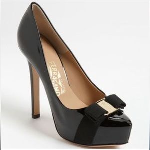 Salvatore Ferragamo Trilly Pumps 7 black patent Vera bow